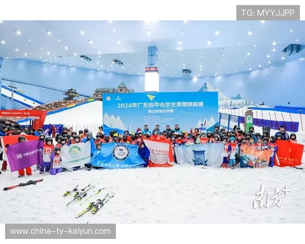 滑雪速降赛选手被风吹偏仍力挽狂澜