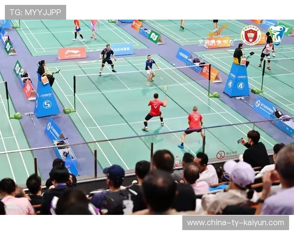 羽毛球多拍互相救球快看不清!揭秘羽毛球激烈轮转中的精彩瞬间 羽毛球多拍互相救球快看不清!揭秘羽毛球激烈轮转中的精彩瞬间