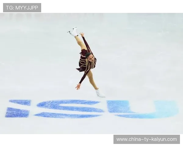 花滑大奖赛开幕,多国选手展示高难度动作 花滑大奖赛开幕,多国选手展示高难度动作
