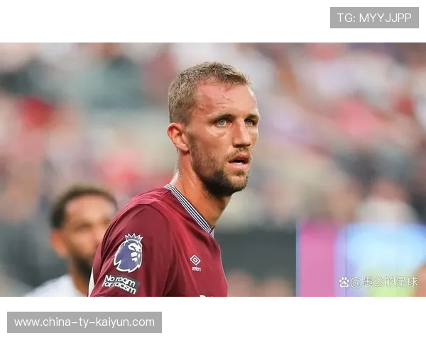 西汉姆定位球造成禁区混乱，前锋补射破门：足球场上的惊心动魄